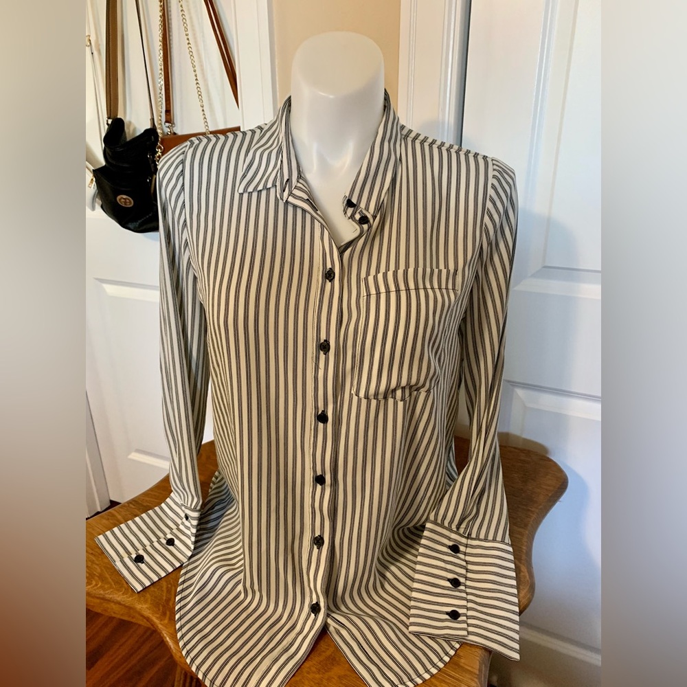 LN BEAUTIFUL BLACK & WHITE STRIPED LING SLEEVE BLOUSE. CUTE 3 BUTTONS ON CUFFS.